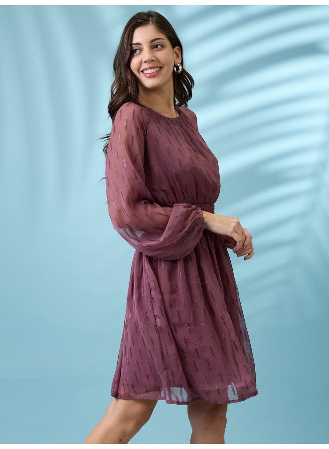 جلو باص فستان سهرة قصير نسائي من جلوبس بأكمام بيشوب وتصميم ذاتي من الجورجيت بلمعة وخصر مزموم - Image 3